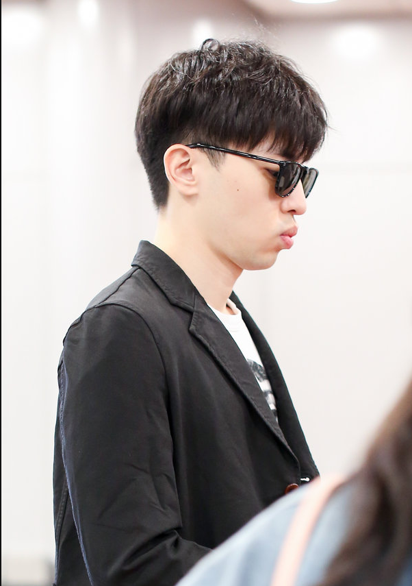 邓伦穿黑色风衣现身机场 拎黑色大包包简约有