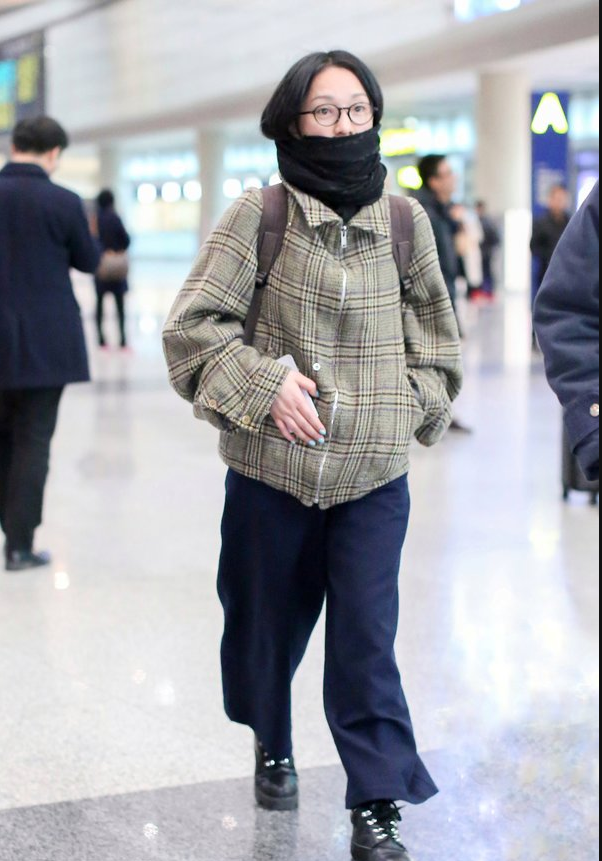 周迅素颜现身机场 黑色围巾搭配双肩包温暖简