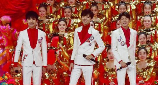 王源和易烊千玺三人在春晚上共同演唱了一首《幸福成长》图片
