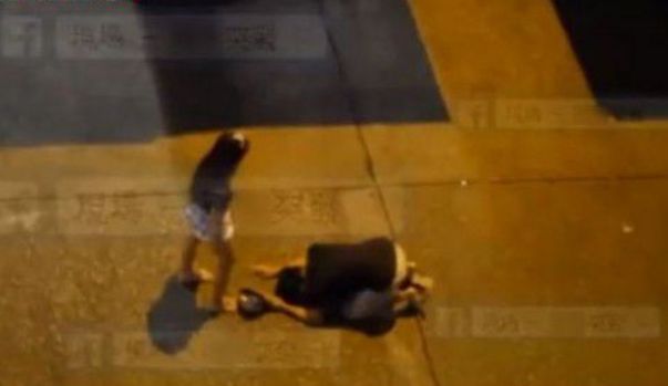 男子女生上磕头地得知女友向前,不停月入后众原因大街的万过图片