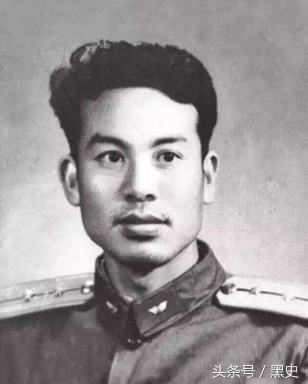 他是飞行员，28岁驾机叛逃台湾，54岁潜回大陆，在机场被抓