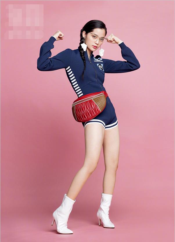 欧阳娜娜又一秒钟变活力少女,扎着辫子的她是如此有童趣,这双大长腿