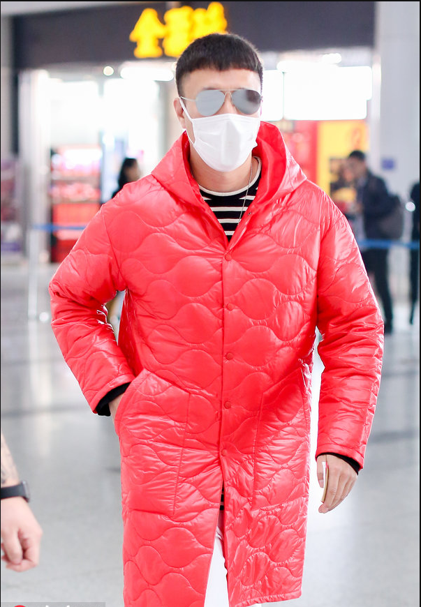 孙红雷穿红色长羽绒现身机场白裤白鞋白口罩简