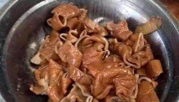 把脏东西做成美食,一天卖出100来斤,卖肠老板