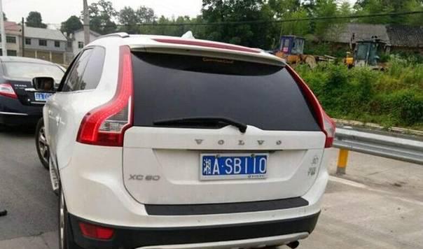 长沙这辆豪车走到哪都被交警查,只因为车牌比