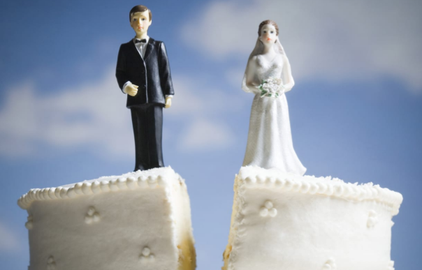 媳妇,你这样大手大脚,我真的养不起你,咱离婚吧