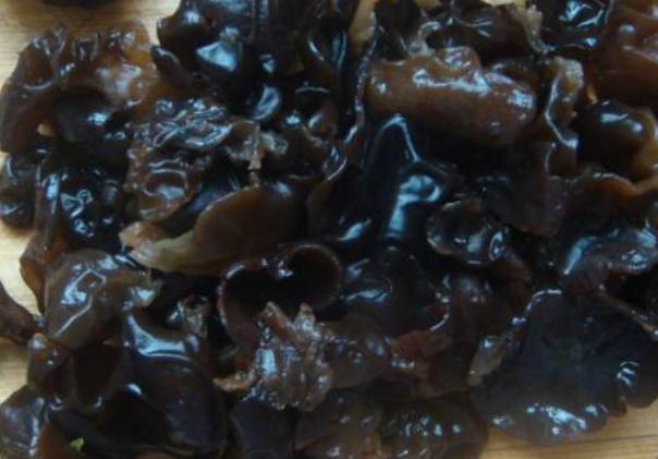 女人经期量忽多忽少别大意,多吃这2种东西,排