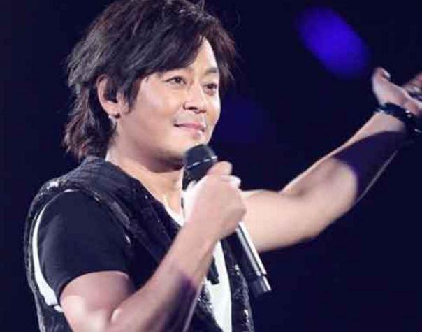 王杰晒与香港乐坛三大天王巨星黑白合照 感触