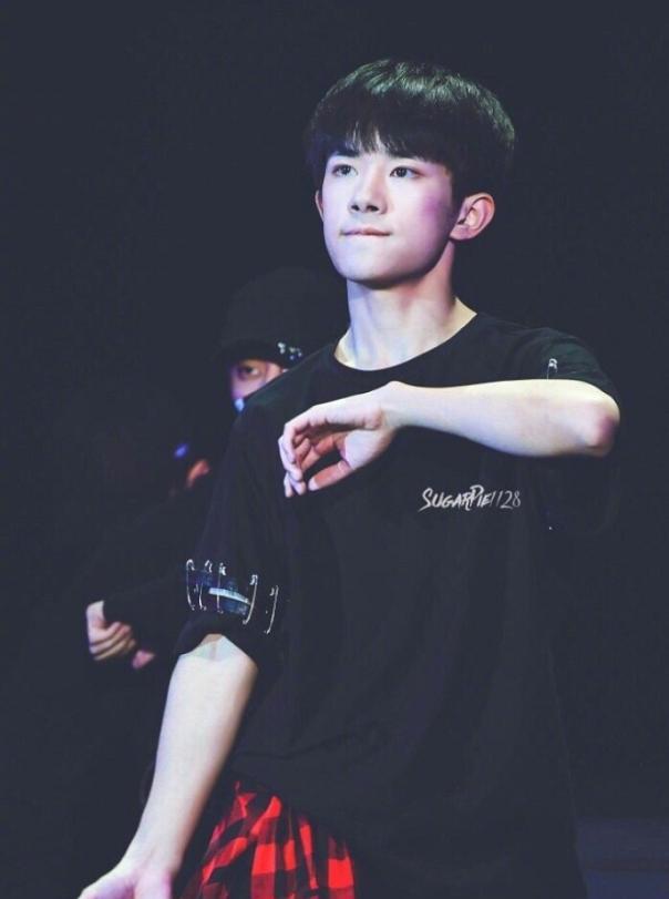 接下来,请各位跟随小编的步伐,以 后空翻为例一起来盘点一下易烊千玺