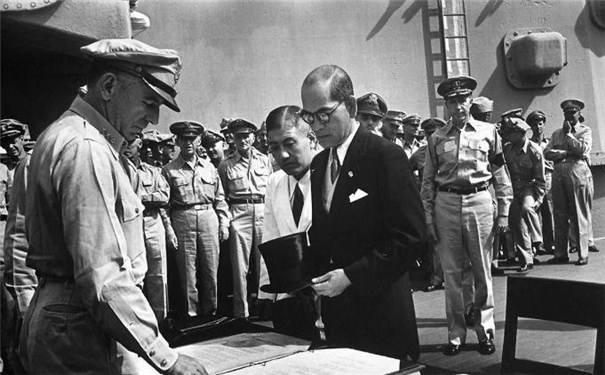 为何二战后德国总统能下跪道歉,日本却死不承认?