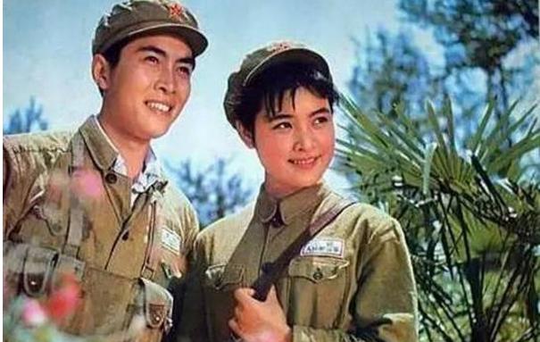 唐国强全家照，两个儿子遗传基因差，女儿却很貌美，前妻绝望自杀