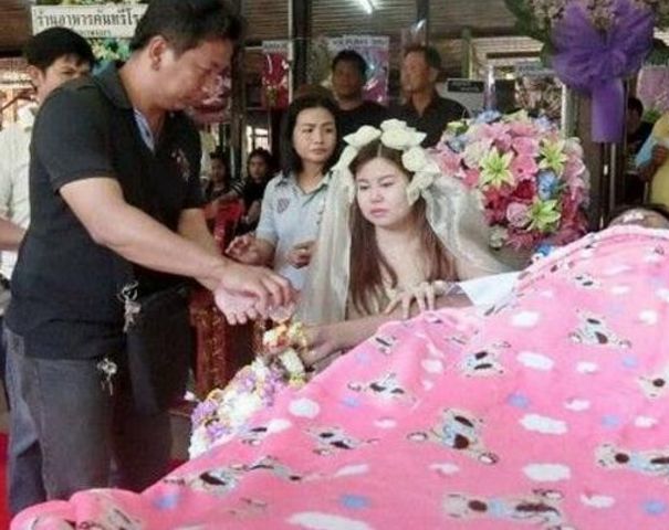 结婚当天婚礼变葬礼新娘却坚持完婚理由让众人竖起大拇指