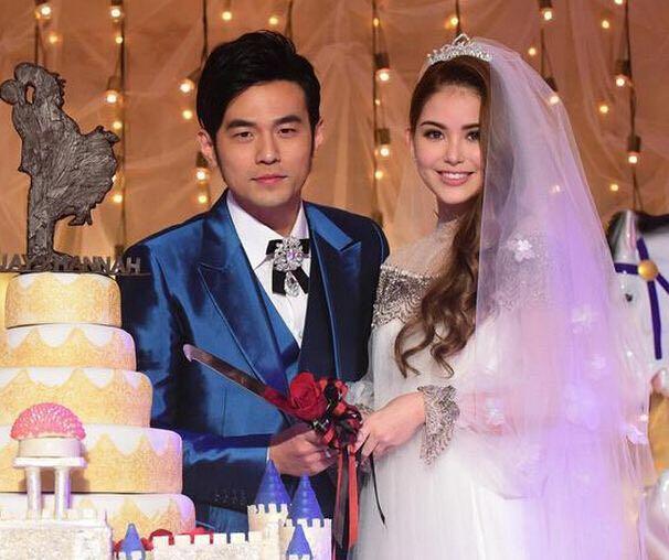 周杰伦昆凌活动现场齐现身,画面太甜!