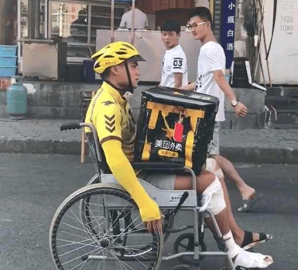 外卖小哥坐轮椅还坚持送外卖,网友:这才是真男人