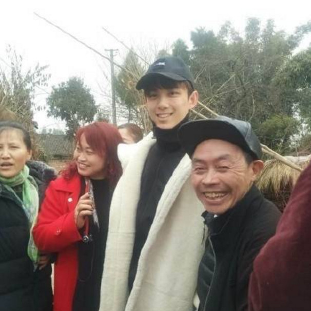 吴磊回老家过年,十分接地气和乡亲们合影,气质出众