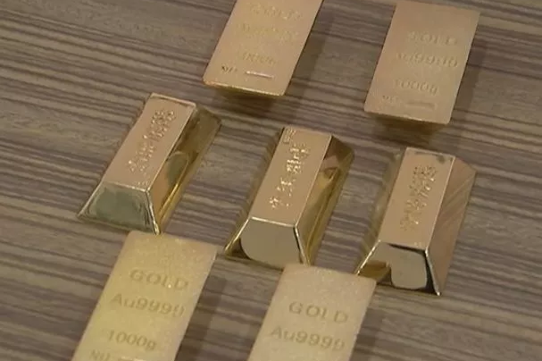 男子凿洞偷金店盗得7根1000克金条 结果全是模型!