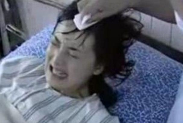 下面是女性在分娩时的照片,痛苦表情只能用狰狞来形容. 闭着眼咬着被