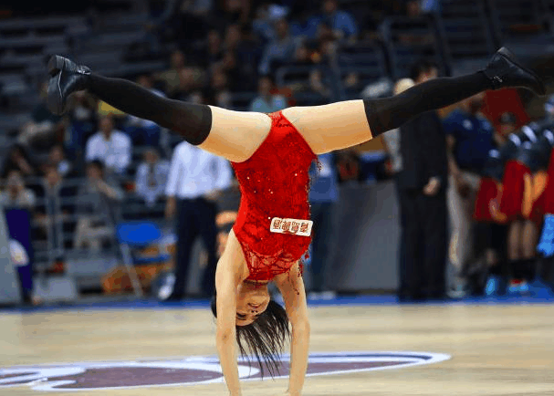 仔细看CBA篮球宝贝倒立一字马, 图4小姐姐摔倒了, 难堪