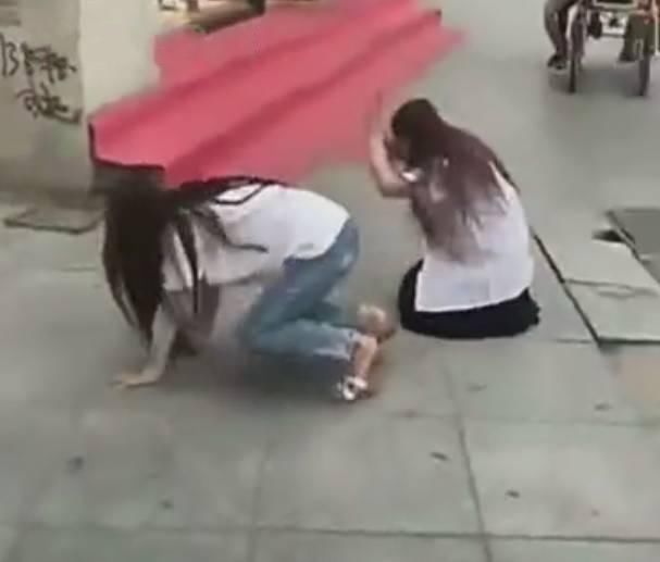 20岁女子跪在地上"乞讨",当她起身的那一刻,众人都