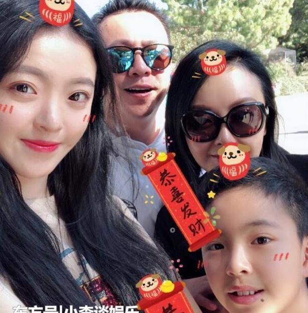 华谊千金王文也晒全家福,母女俩似姐妹,弟弟长
