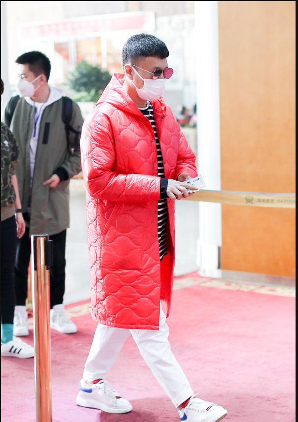 孙红雷穿红色长羽绒现身机场白裤白鞋白口罩简