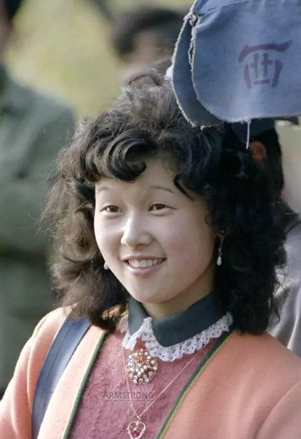当时女生烫发