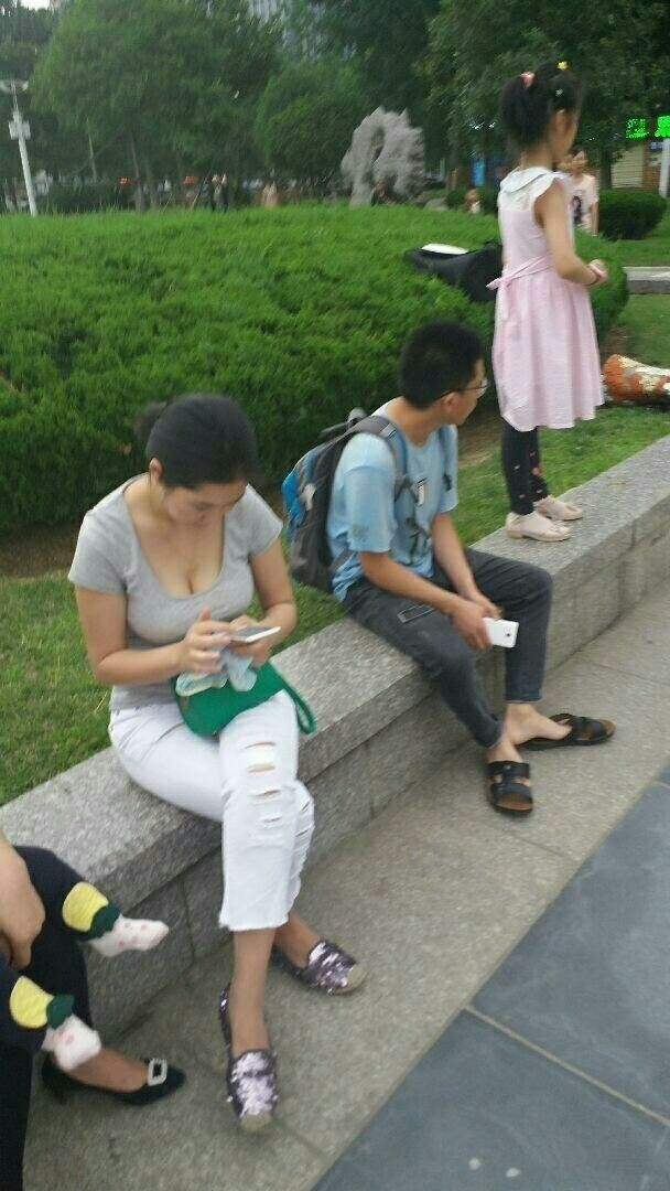 公园街拍:小哥很尴尬,与性感美女女坐在一起