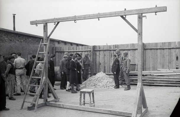 二战盟军攻占德国后开放集中营让德国平民参观