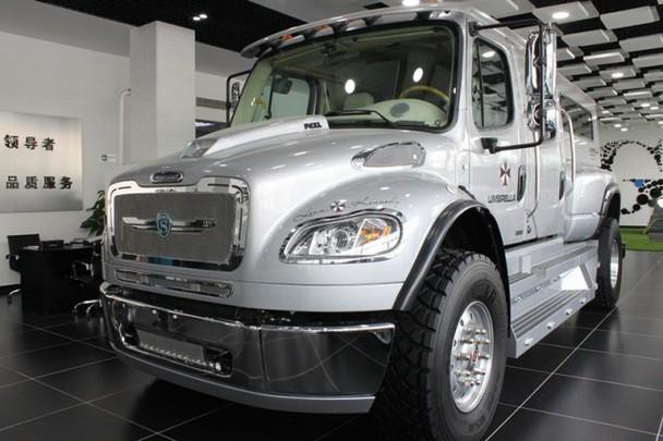 李晨这辆车才是真正的巨无霸,高4.4米重6吨,简直就是移动城