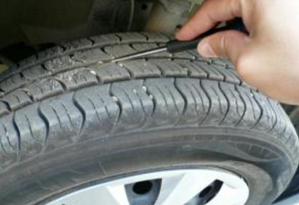 轮胎里小石子不需要要抠掉，很多车主都做错了