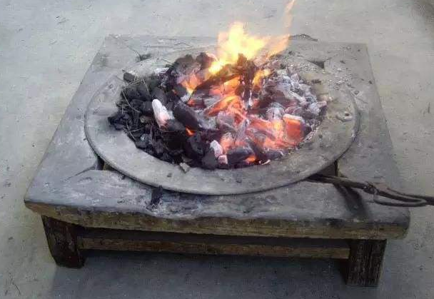 过年时候,在农村围着火盆烤火永远是最温暖的