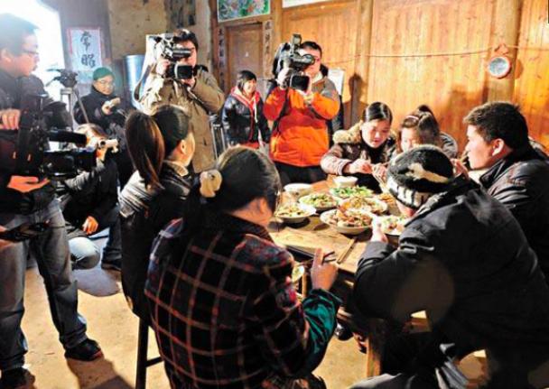 42岁犀利哥现状，年轻帅照被曝光，被采访烟不离手，如今很孝顺