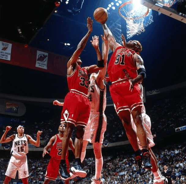 他是公牛王朝的功臣之一,乔丹连续七年得分王,他连续七年篮板王