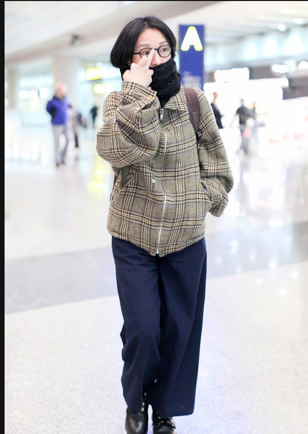 周迅素颜现身机场 黑色围巾搭配双肩包温暖简