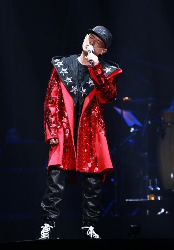 最萌身高差!侧田踩木箱垫高,自嘲矮过陈慧琳!