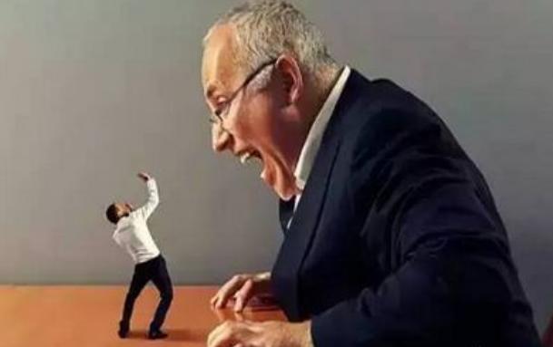 小公司老板每天上班玩手机,看不到未来,不到一