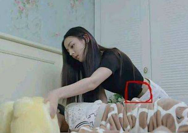 迪丽热巴露出纹身?预见图案之大、内容之多