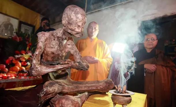 高僧是怎么化成肉身佛的