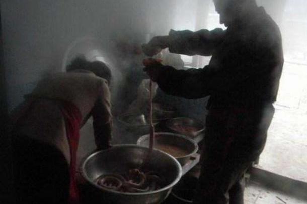 女孩打工供男友考大学,成功后女友消失,十年后