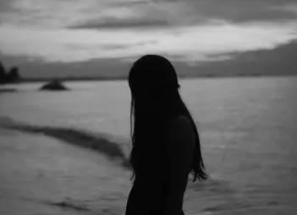 因为我一个喷嚏,婆婆不让我上桌吃饭,我把饭桌