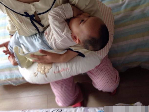 宝妈车上公开哺乳,旁边男乘客的话亮了,周围的人也看