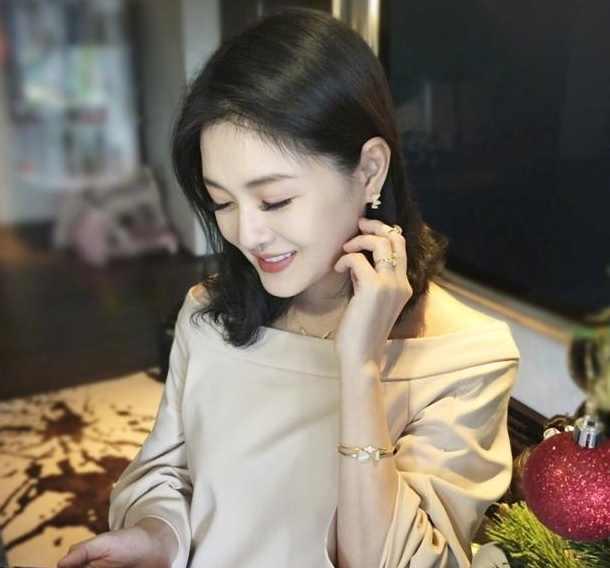 大S素颜照，汪小菲在家随意一拍，网友:有个漂亮老婆就是骄傲