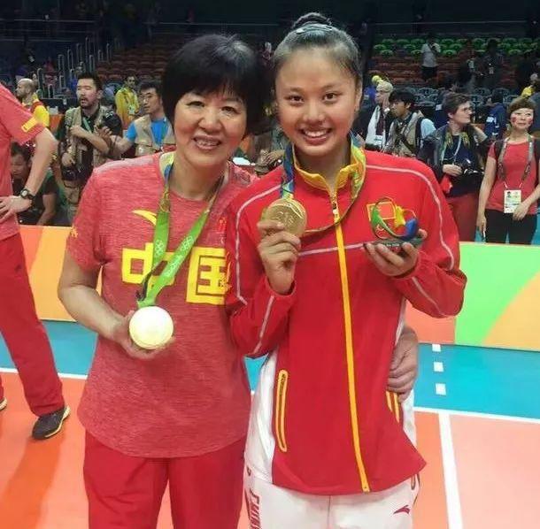 2018年中国女排冲击三连冠,这六位球员和一名教练员不