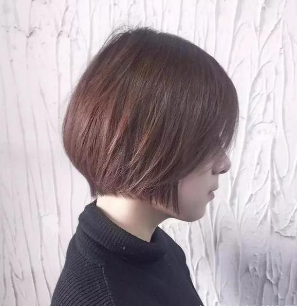 最近流行的"洋葱头"短发,发型酷似洋葱,立体饱满,适合中青年女士.