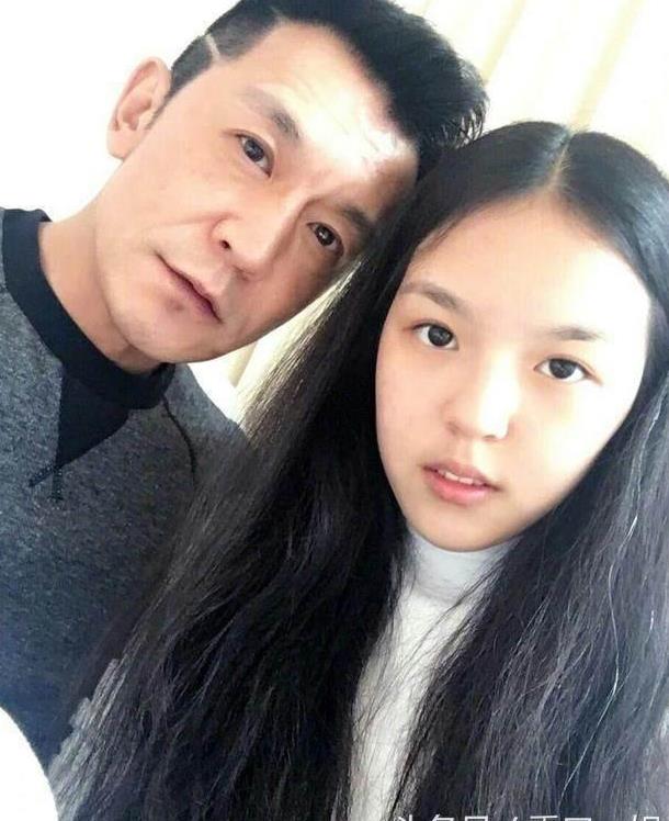 李咏16岁女儿近照曝光,整了牙,割了双眼皮,差点