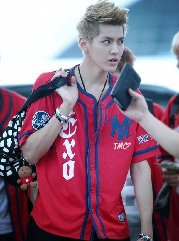 吴亦凡刚出道不久,在造型方面尝试得也不算多,最多的应该就是这种帅气
