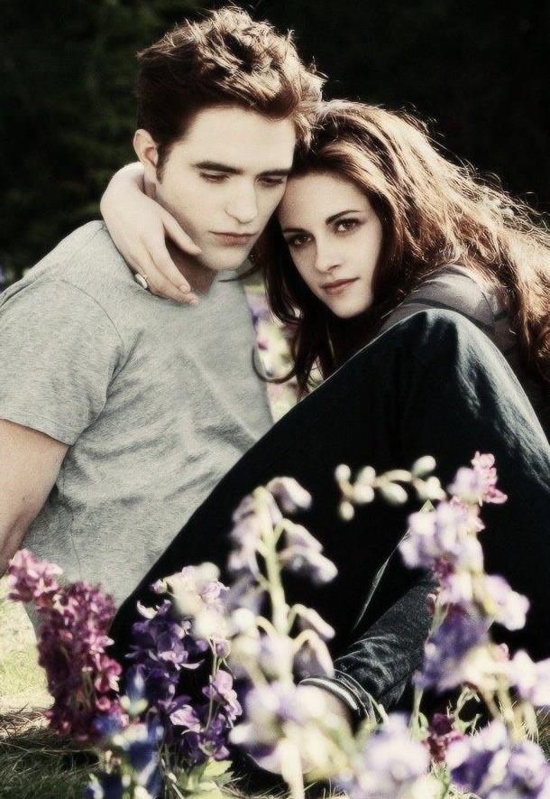 《暮光之城》主演现状:女主出柜，男主差点破产，忠犬男配变大叔