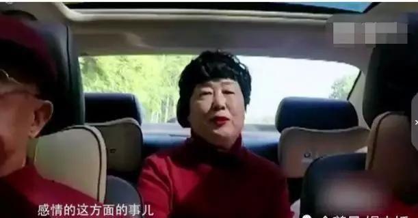 潘粤明一家三口回老家录制节目，父母谈起董洁老泪纵横