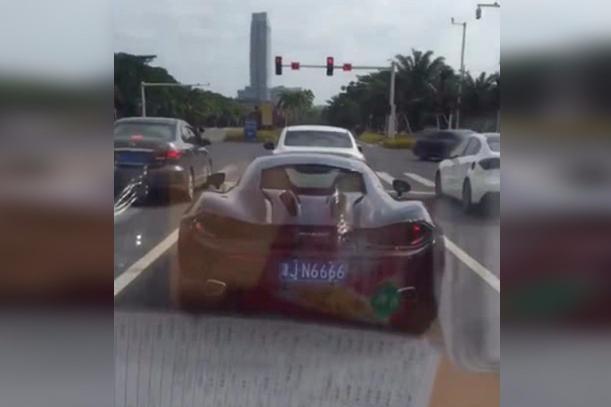 路上偶遇一台超级跑车，看了我的车后我感觉很自豪