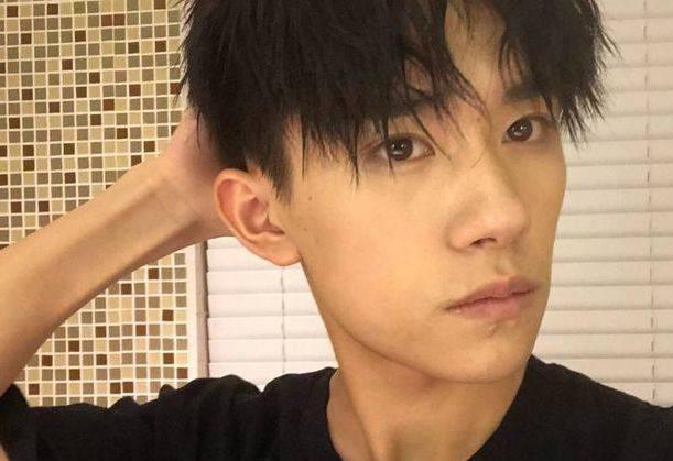 易烊千玺新浪微博图片